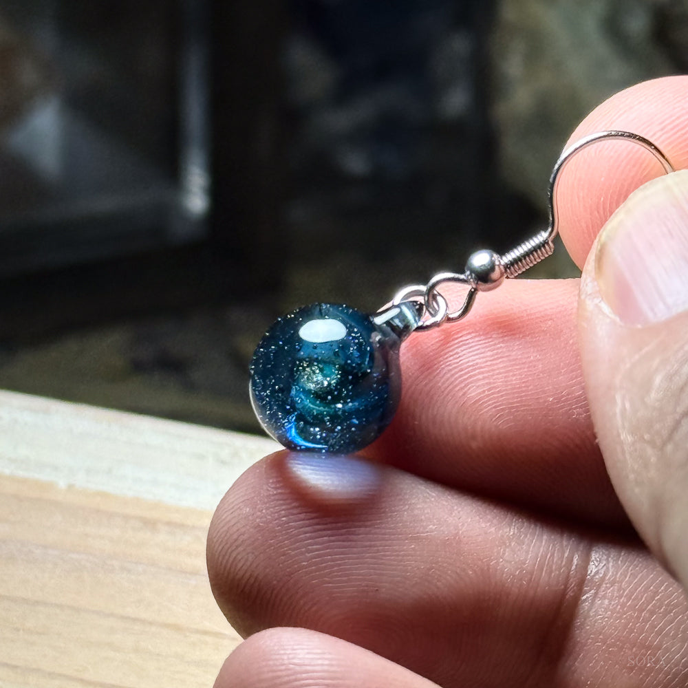 煌めきの宇宙ピアス アシンメトリーピアス