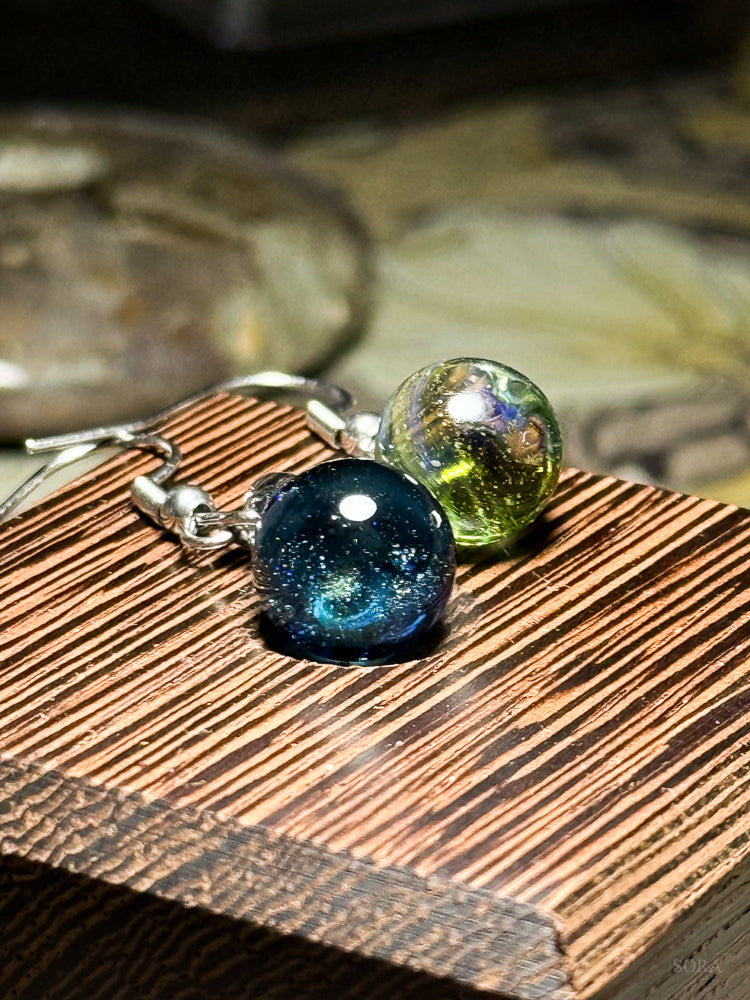 煌めきの宇宙ピアス アシンメトリーピアス