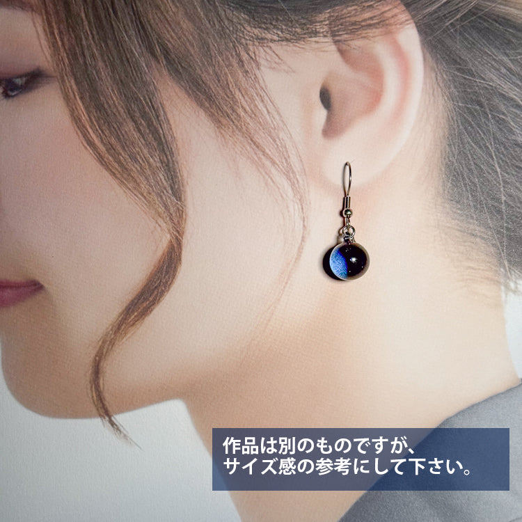 煌めきの宇宙ピアス アシンメトリーピアス