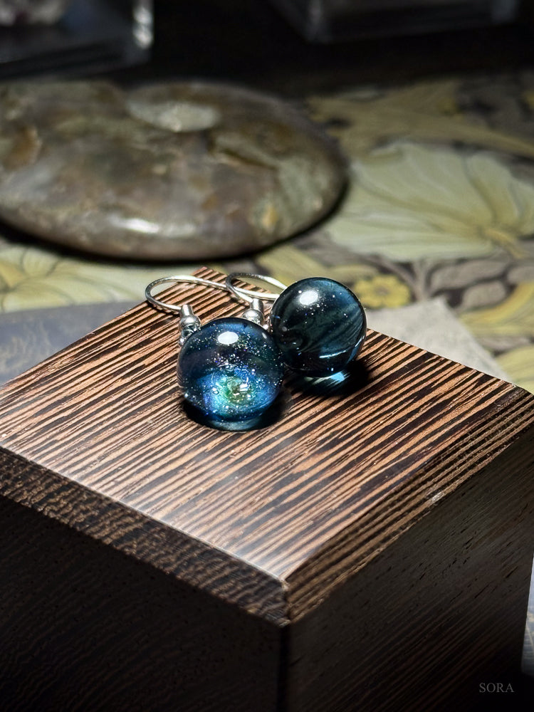 煌めきの宇宙ピアス アシンメトリーピアス