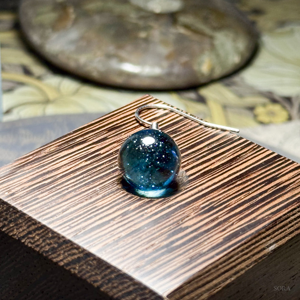 煌めきの宇宙ピアス アシンメトリーピアス
