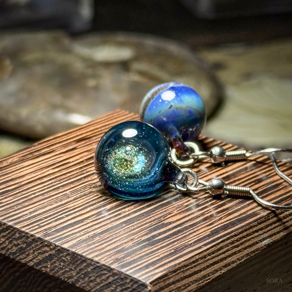 煌めきの宇宙ピアス アシンメトリーピアス