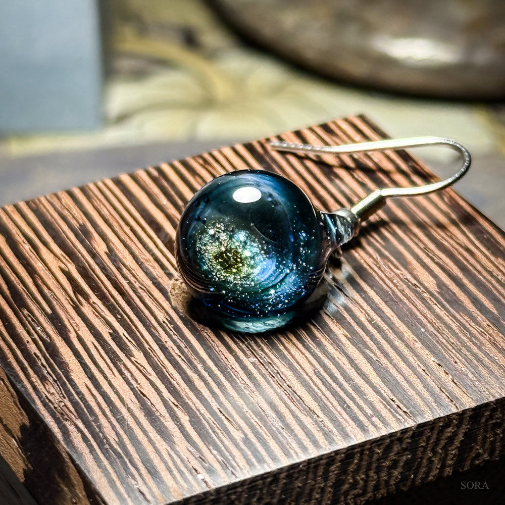 煌めきの宇宙ピアス アシンメトリーピアス