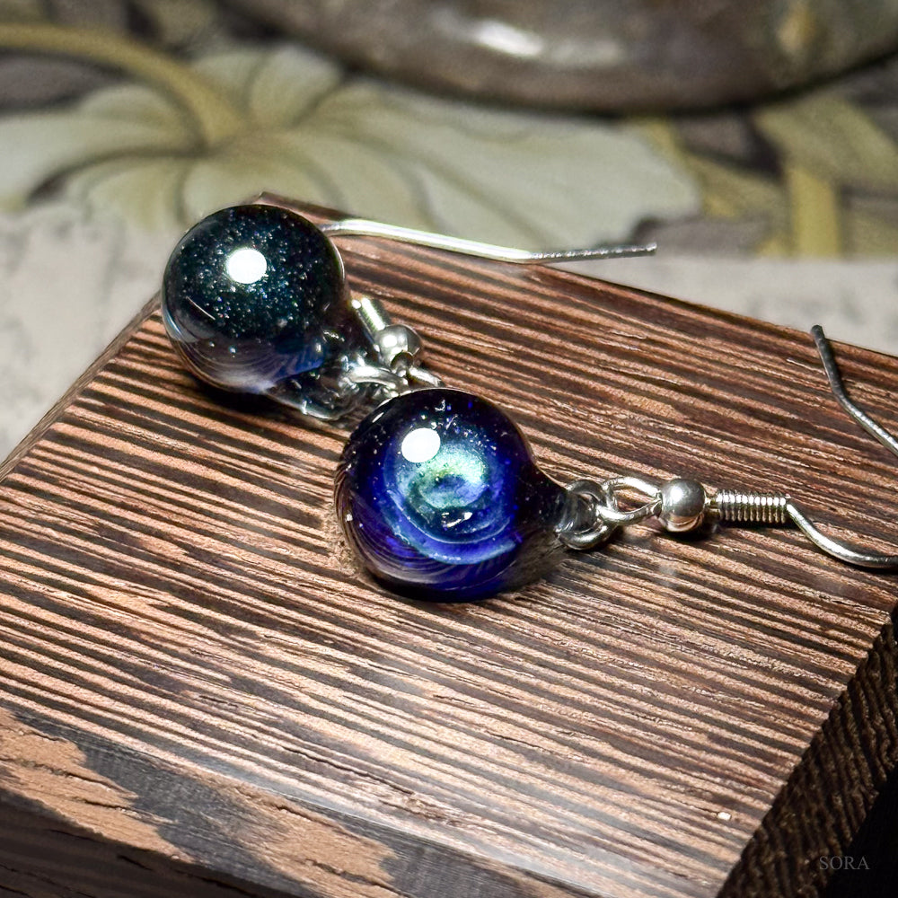 煌めきの宇宙ピアス アシンメトリーピアス
