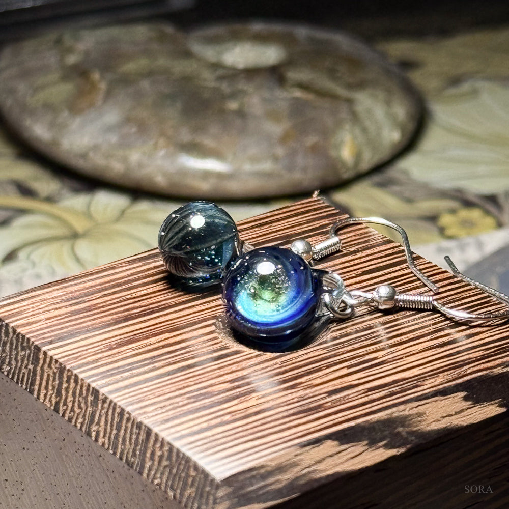 煌めきの宇宙ピアス アシンメトリーピアス