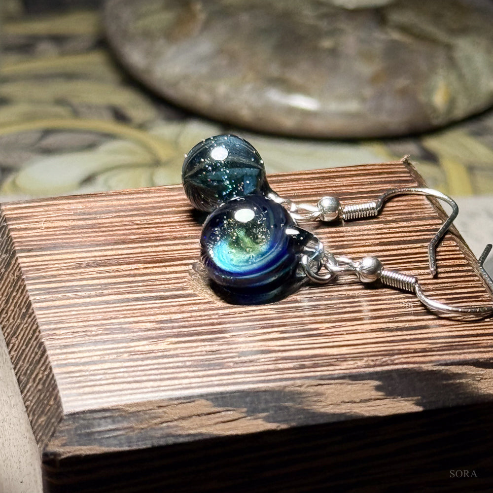 煌めきの宇宙ピアス アシンメトリーピアス