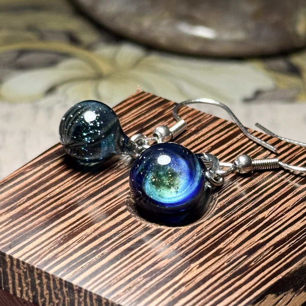 煌めきの宇宙ピアス アシンメトリーピアス