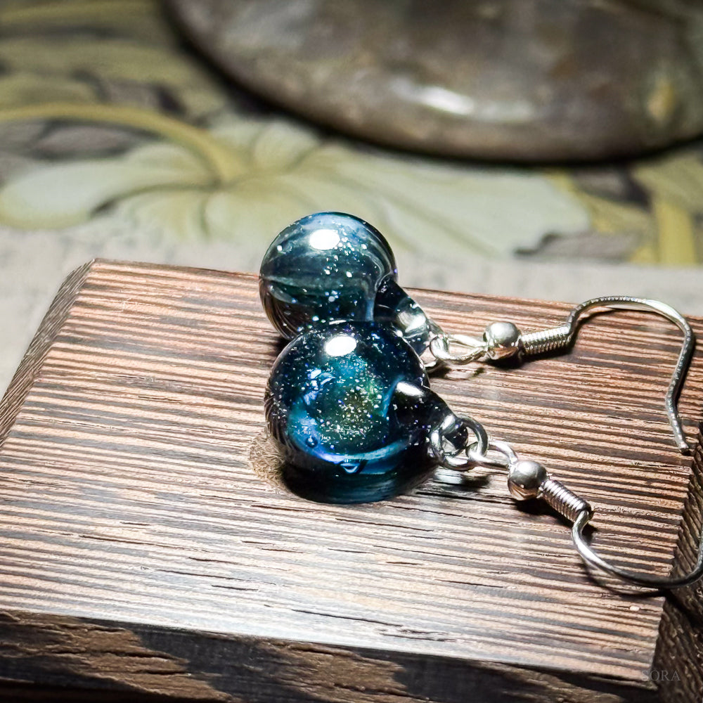 煌めきの宇宙ピアス アシンメトリーピアス