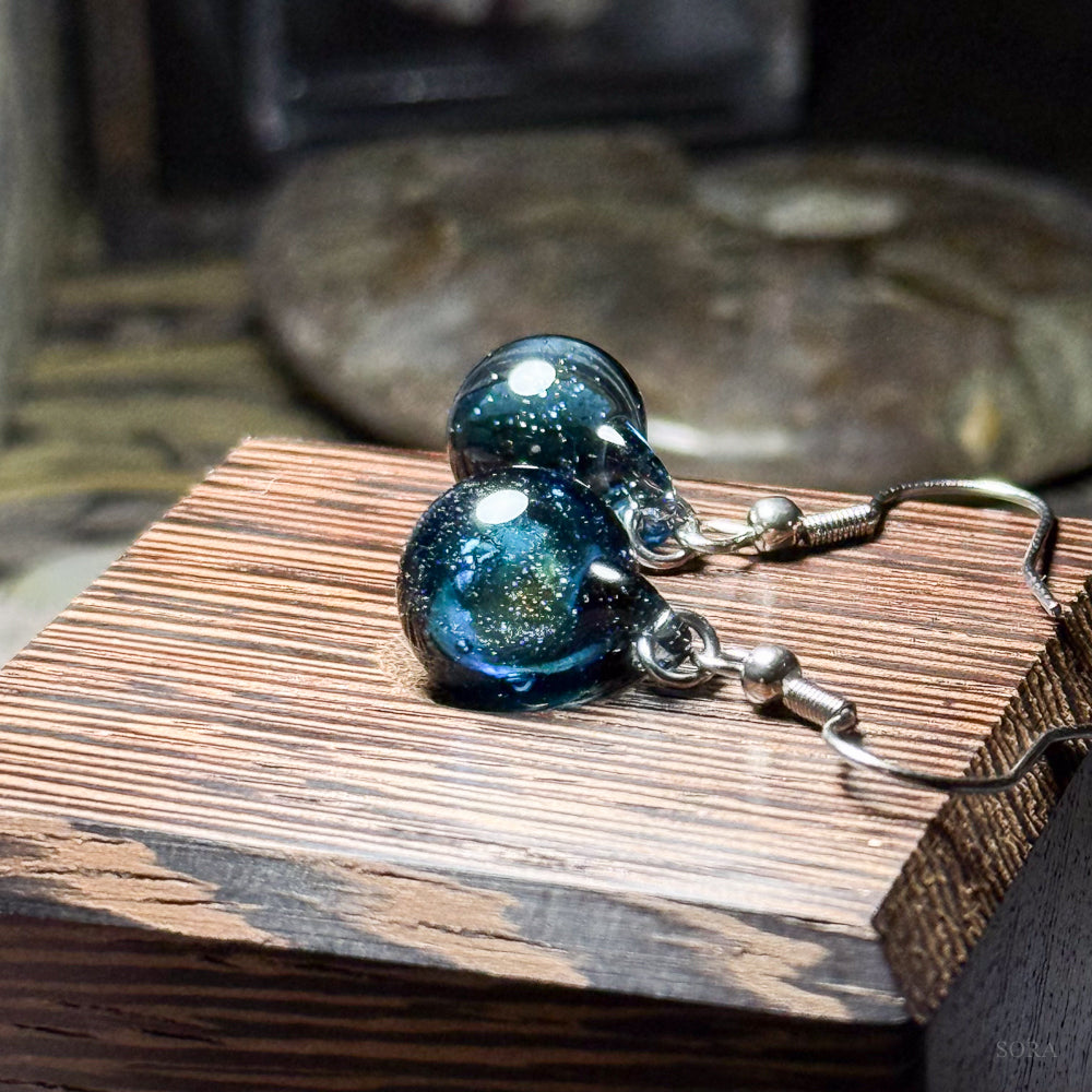 煌めきの宇宙ピアス アシンメトリーピアス