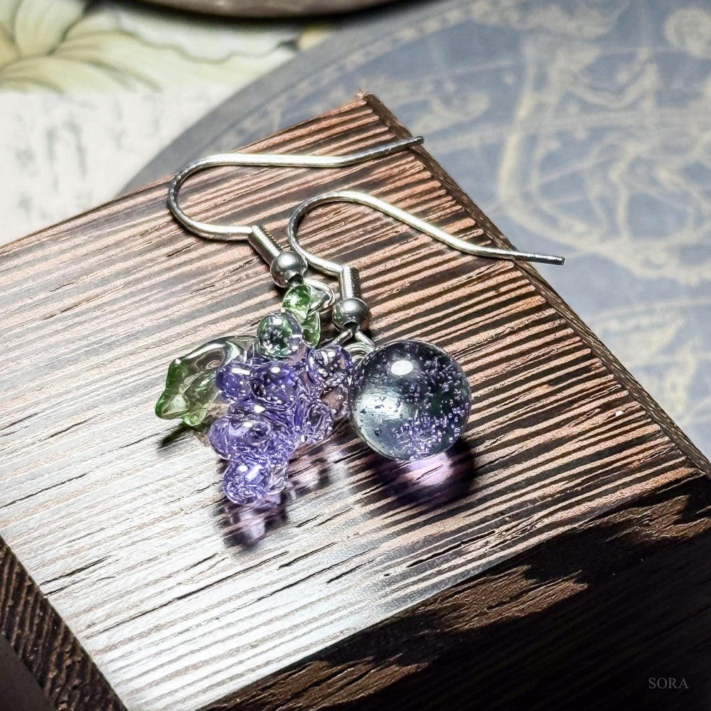 葡萄のアシンメトリーピアス