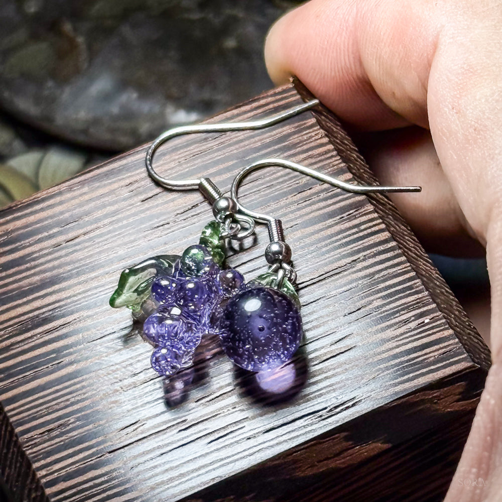 葡萄のアシンメトリーピアス
