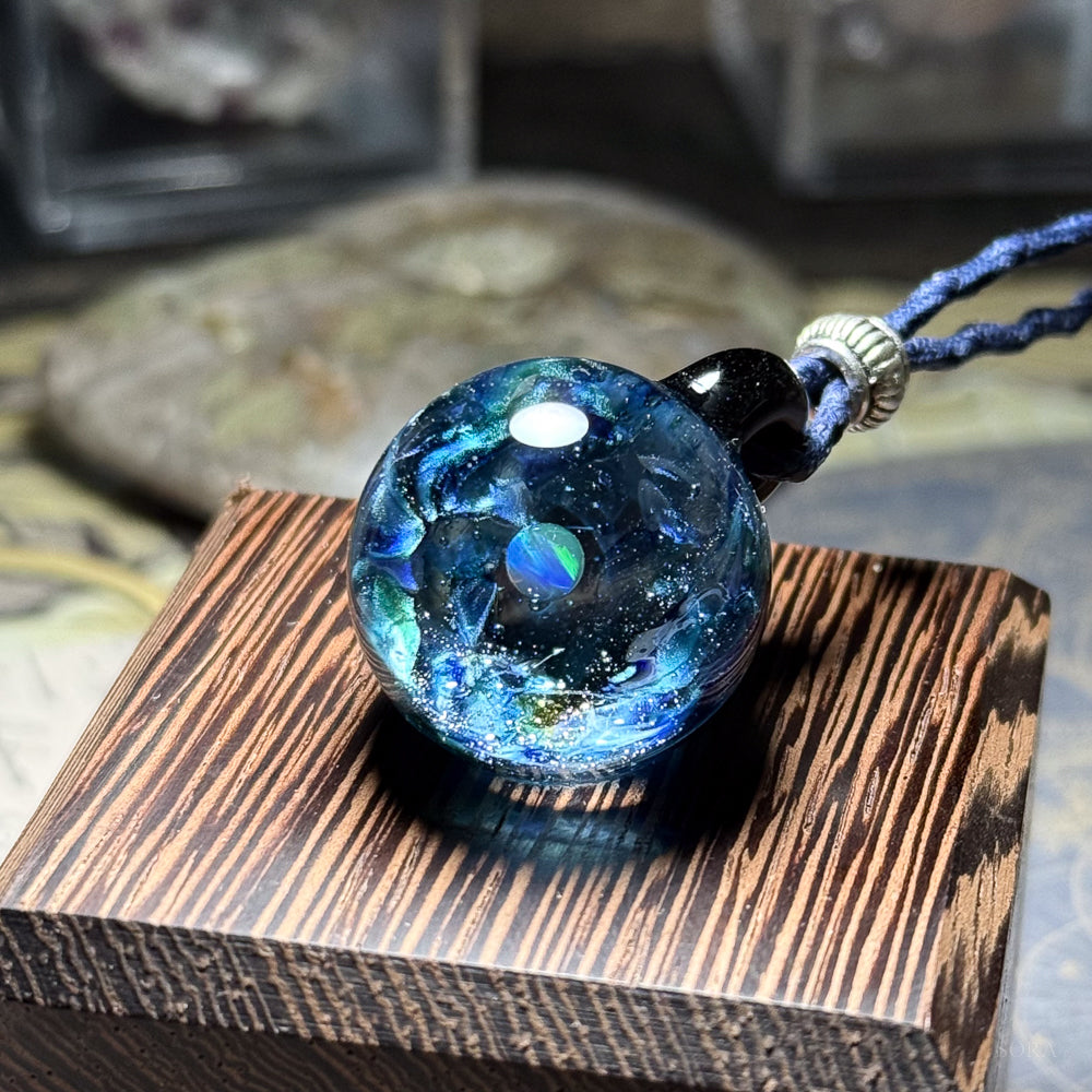 銀河の煌めきペンダント オパールの惑星
