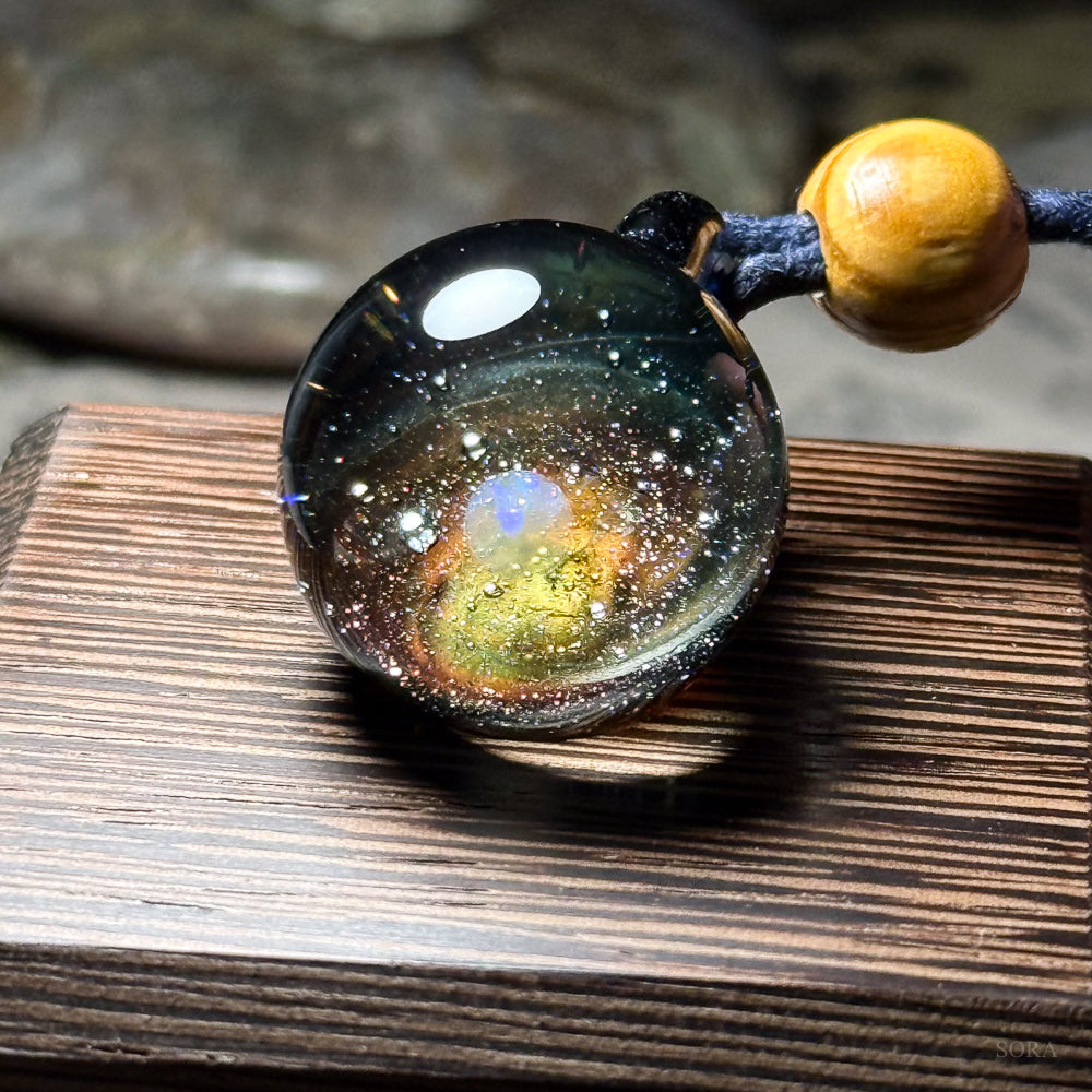銀河の煌めきペンダントver.3 惑星 オレンジ色の銀河