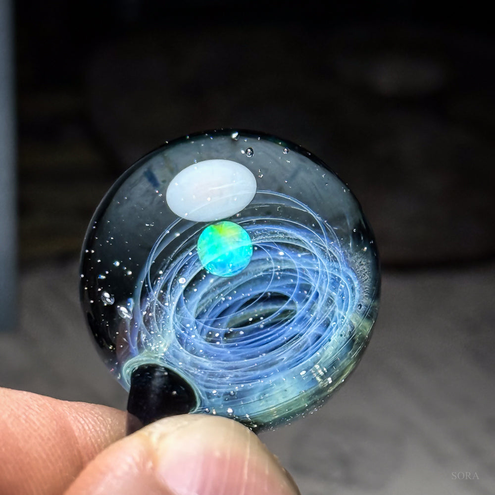 きらめきの宇宙ペンダント 淡いグリーンを感じる一点