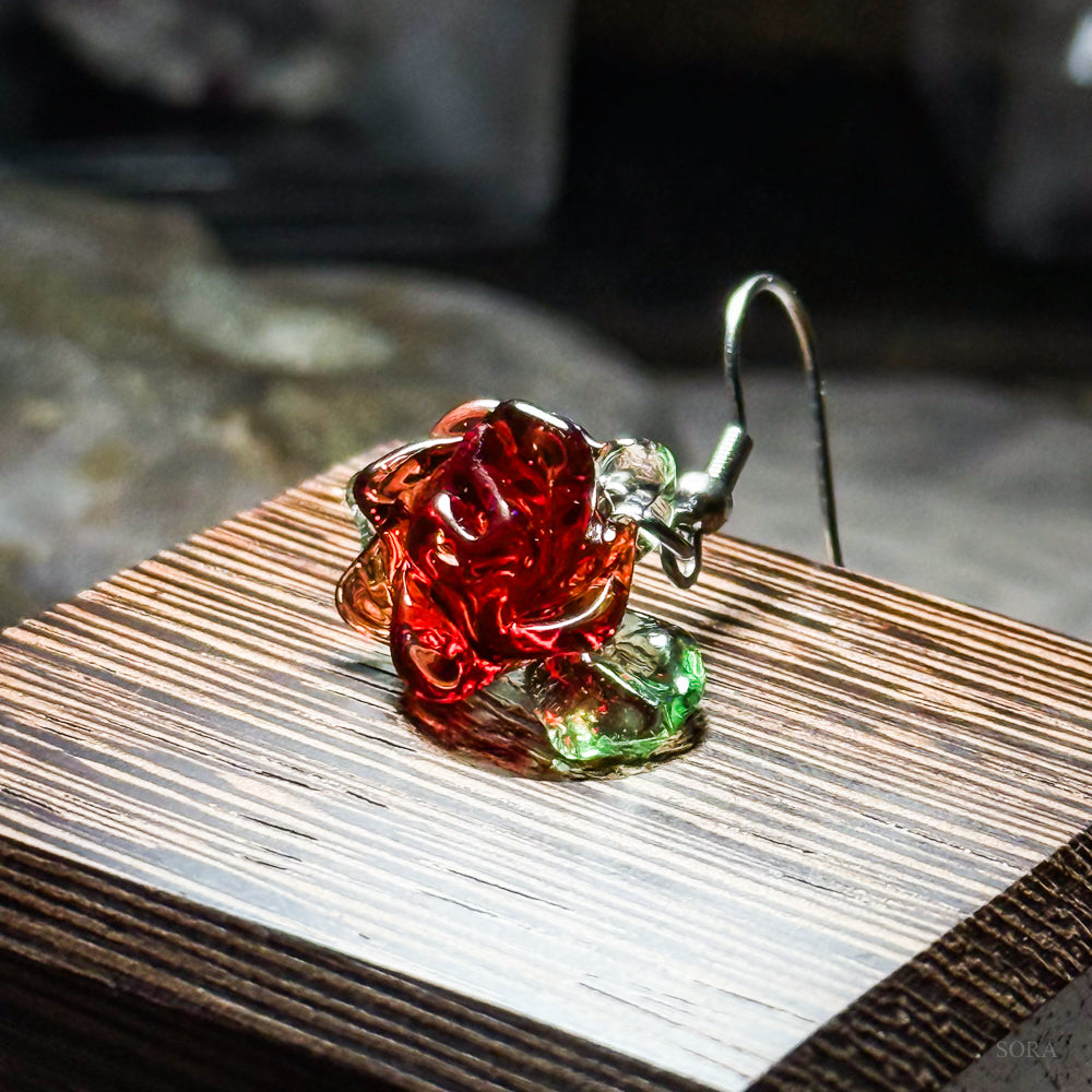 赤い薔薇の片耳用ピアス
