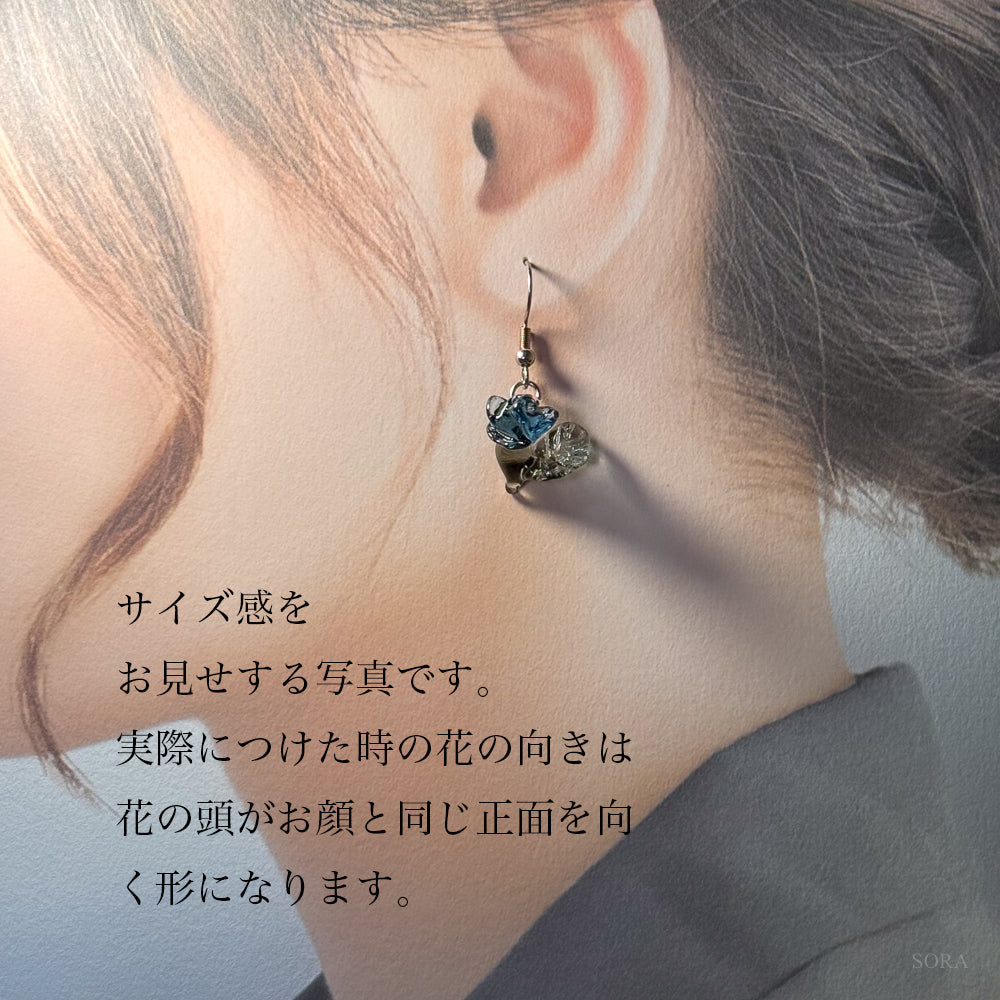 薔薇の青いピアス ステンレスフックタイプ