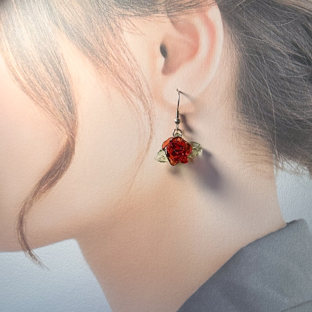 赤い薔薇の片耳用ピアス