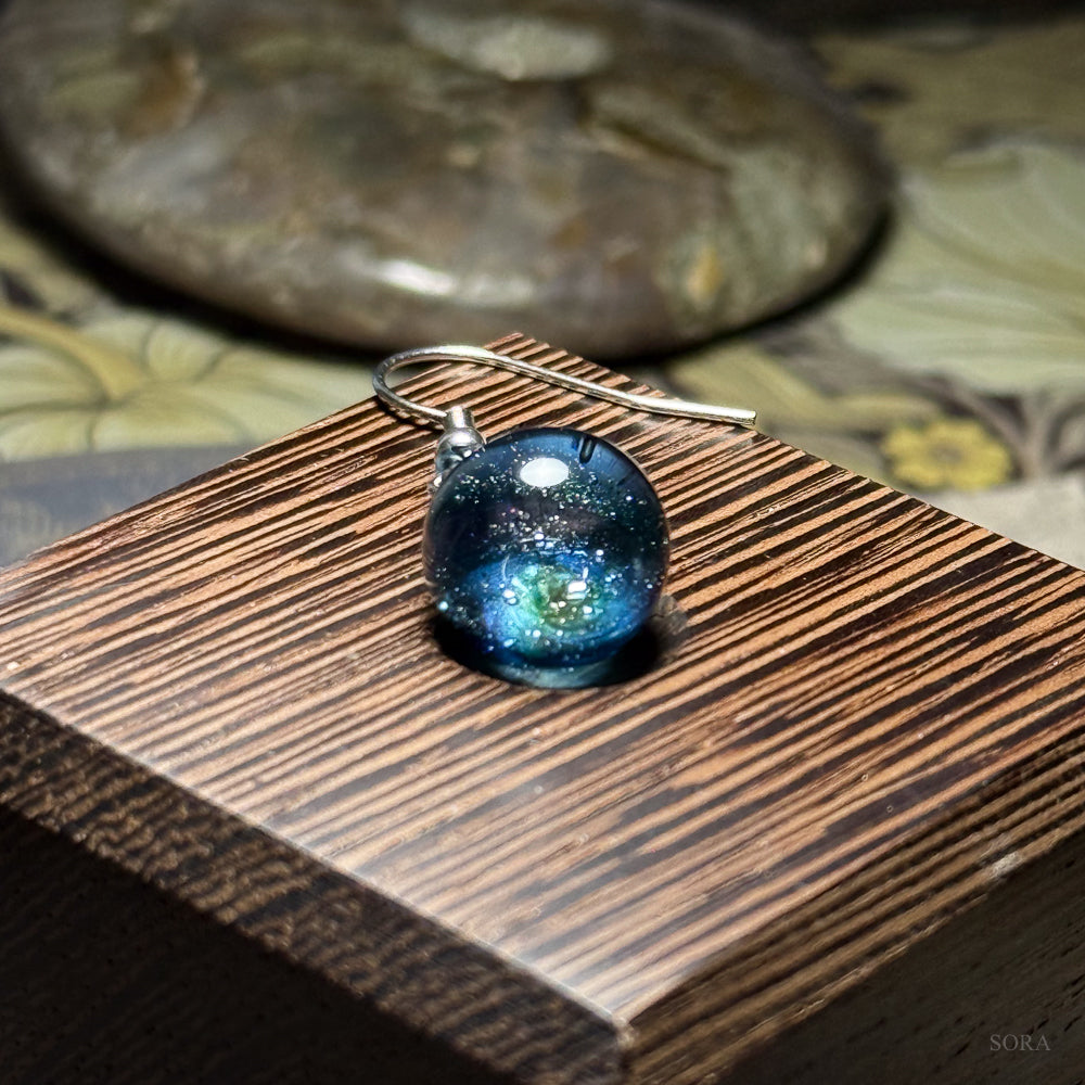 煌めきの宇宙ピアス　アシンメトリーピアス