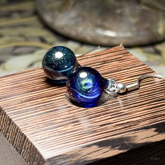 煌めきの宇宙ピアス　アシンメトリーピアス