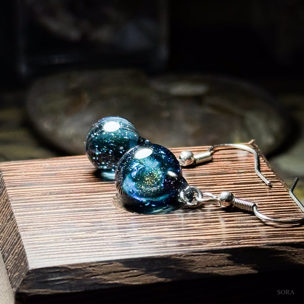 煌めきの宇宙ピアス　アシンメトリーピアス
