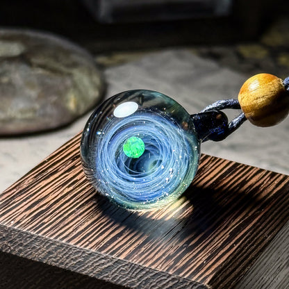 きらめきの宇宙ペンダント　淡いグリーンを感じる一点