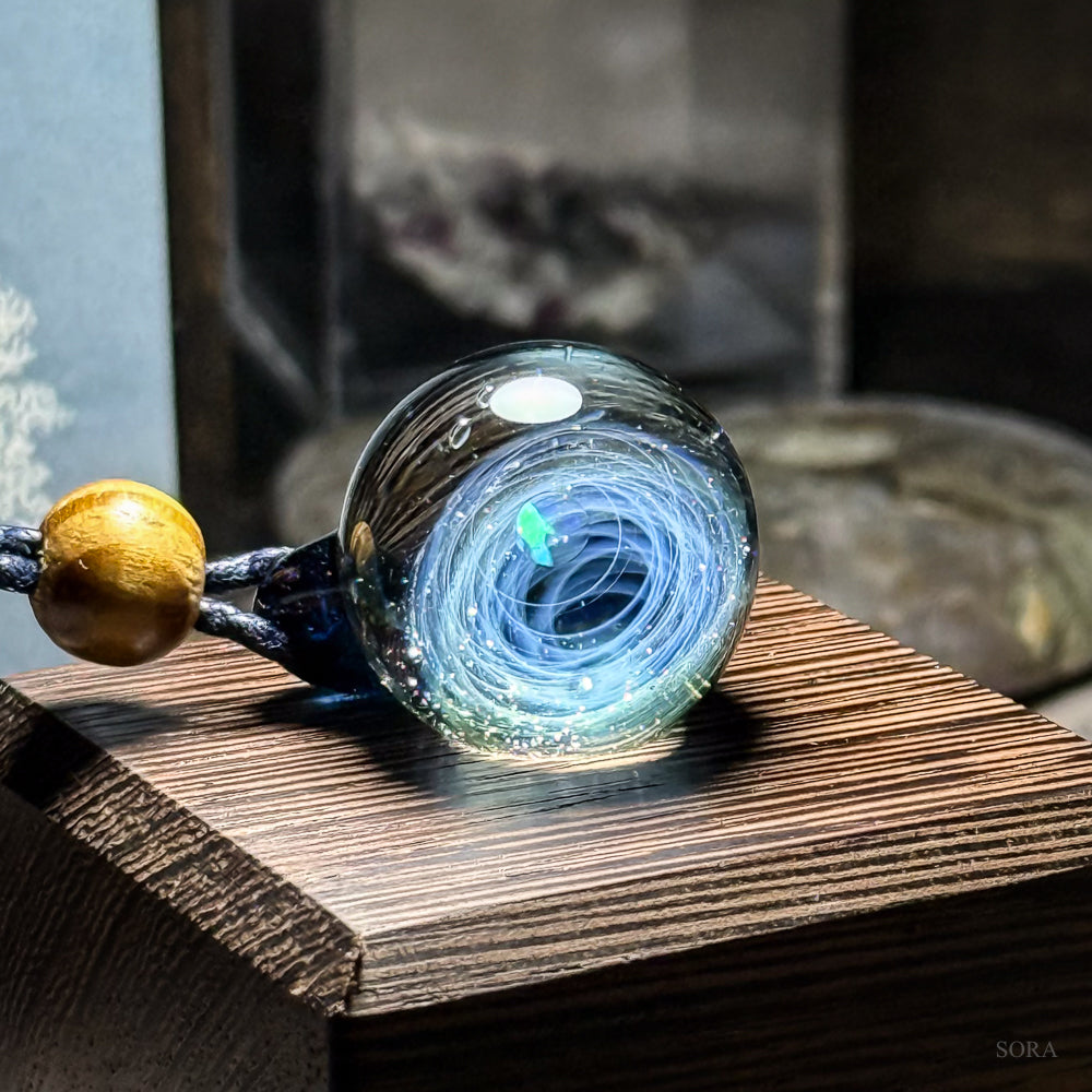 きらめきの宇宙ペンダント　淡いグリーンを感じる一点