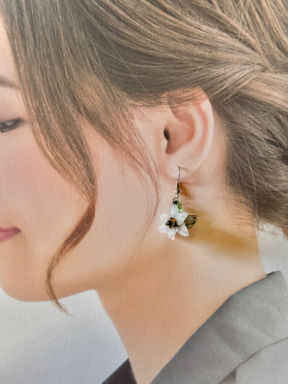 百合の片耳用ピアス