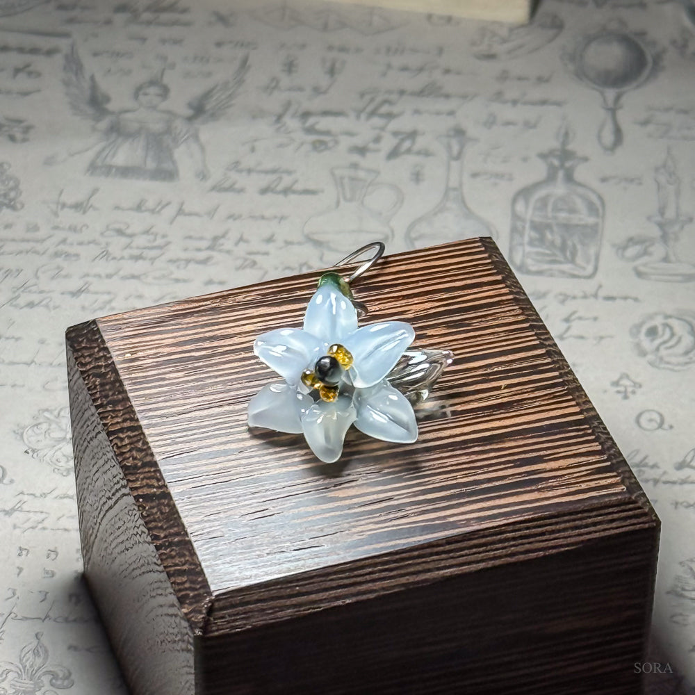 百合の片耳用ピアス