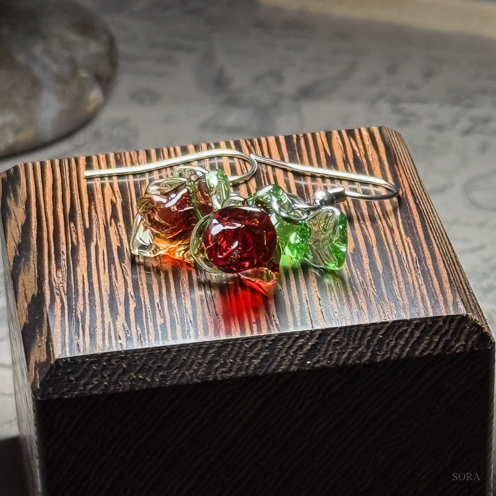 薔薇のアシンメトリーピアス