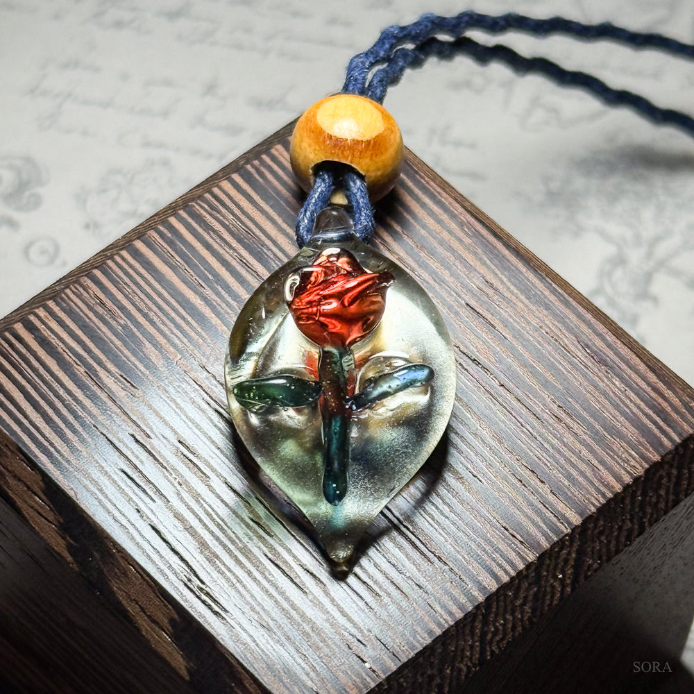 赤い薔薇のペンダント　初回限定価格