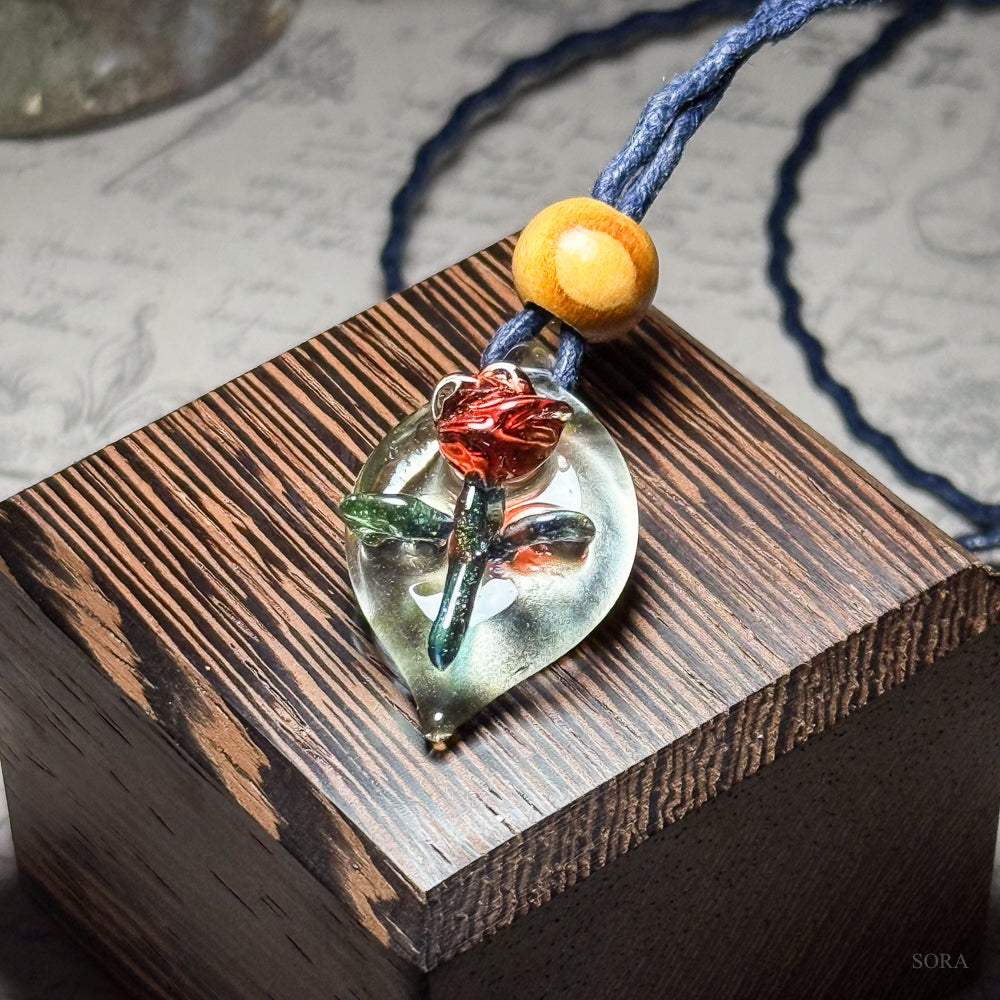 赤い薔薇のペンダント　初回限定価格