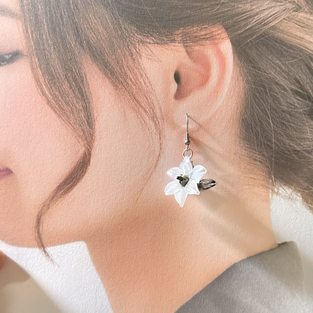 百合のアシンメトリーピアス