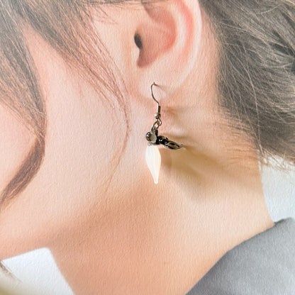 百合のアシンメトリーピアス