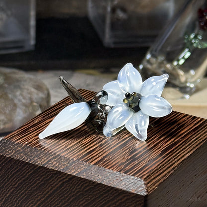 百合のアシンメトリーピアス