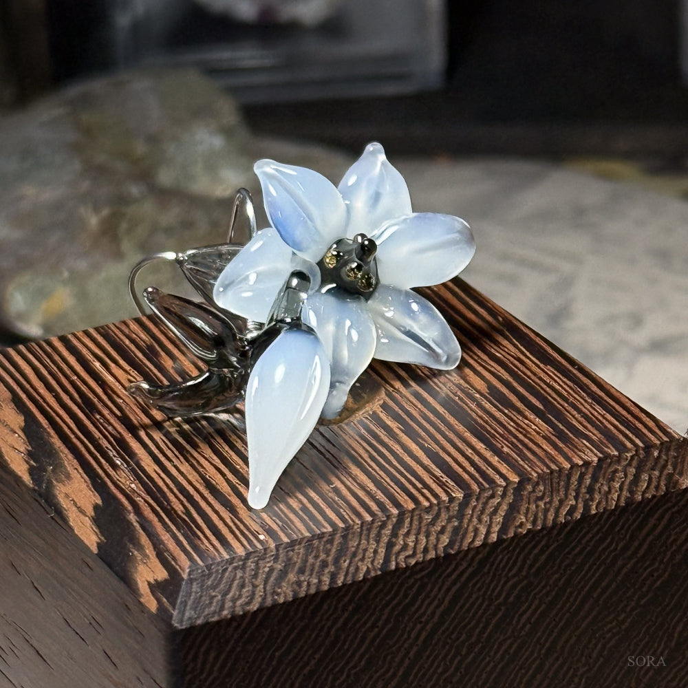 百合のアシンメトリーピアス