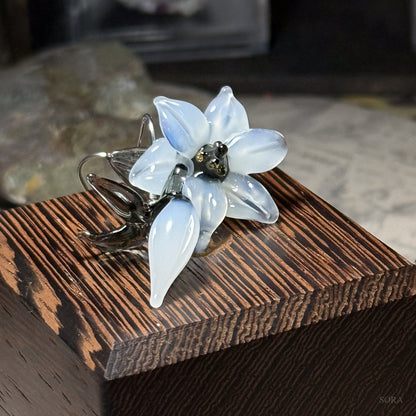 百合のアシンメトリーピアス