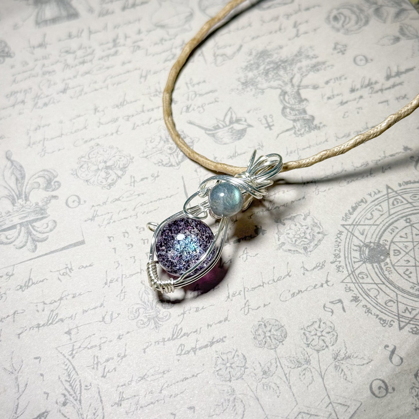 銀河の輝きとラブラドライトのワイヤーラッピングペンダント