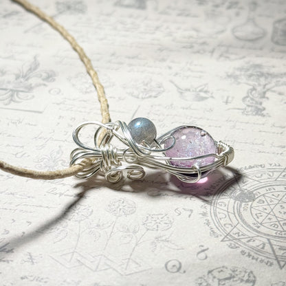 銀河の輝きとラブラドライトのワイヤーラッピングペンダント