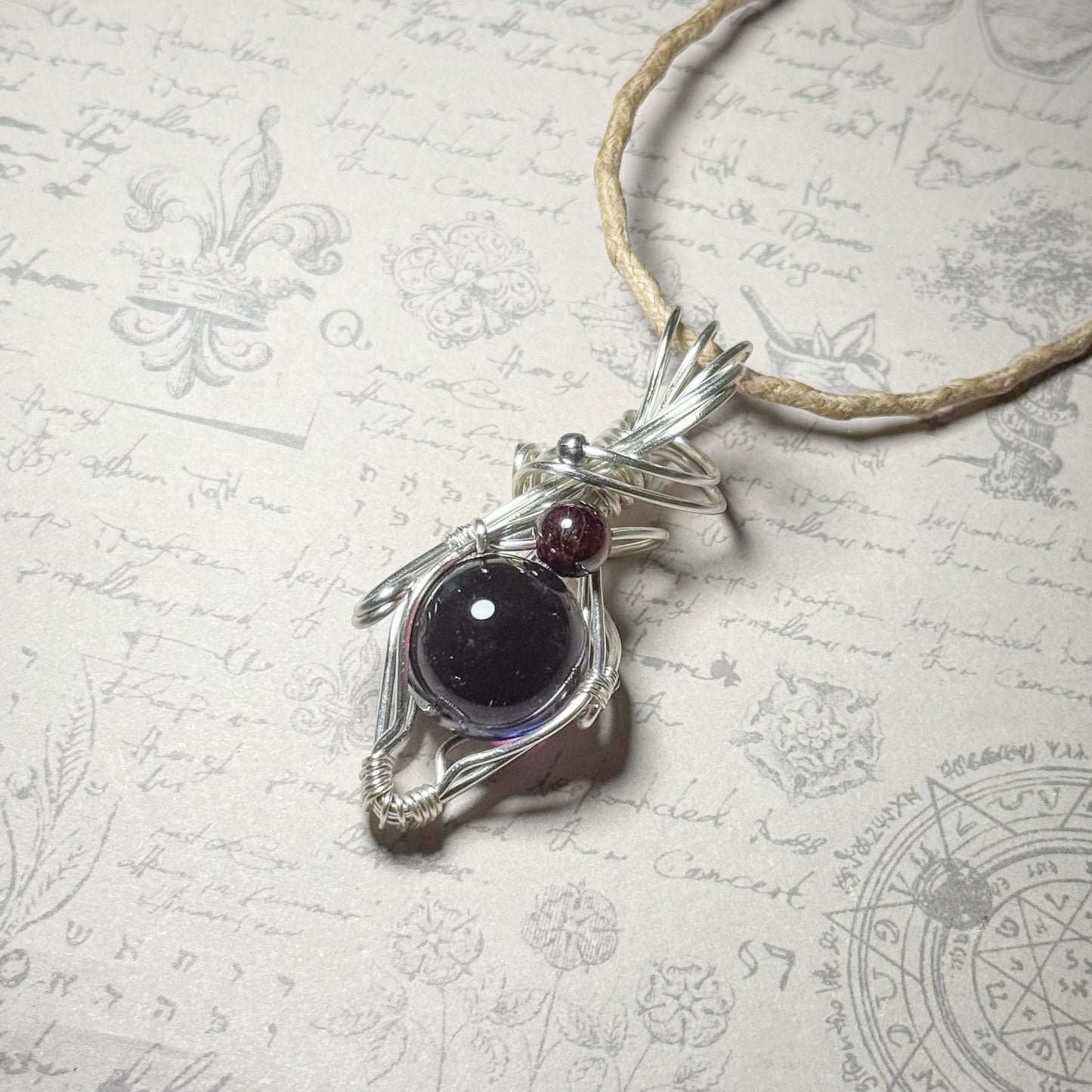 赤い銀河とガーネットのワイヤーラッピングペンダント