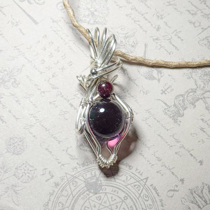 赤い銀河とガーネットのワイヤーラッピングペンダント