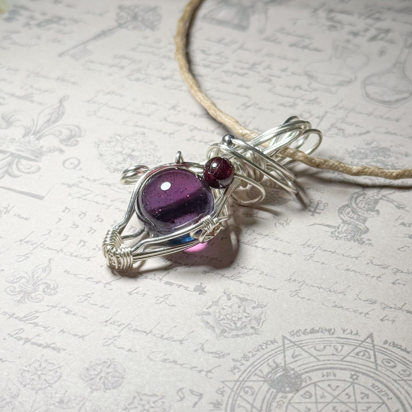 赤い銀河とガーネットのワイヤーラッピングペンダント