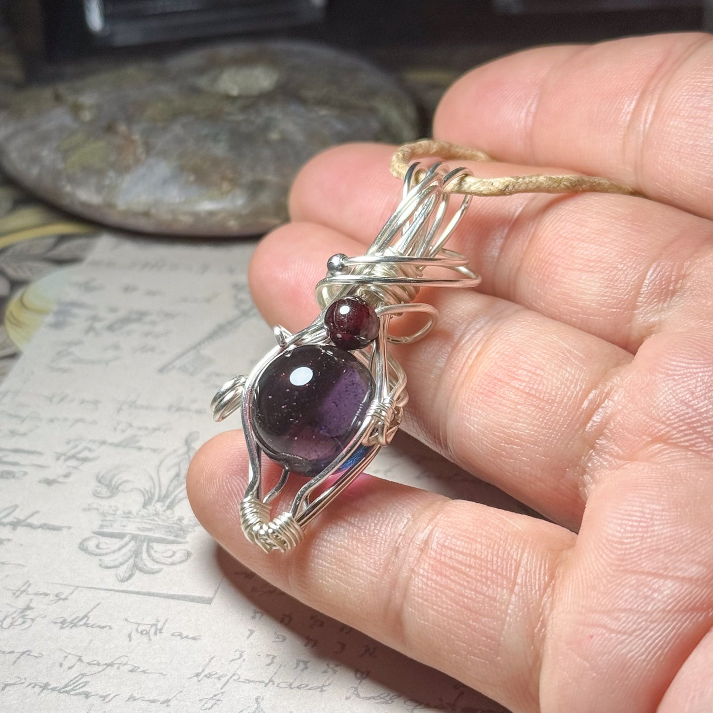 赤い銀河とガーネットのワイヤーラッピングペンダント