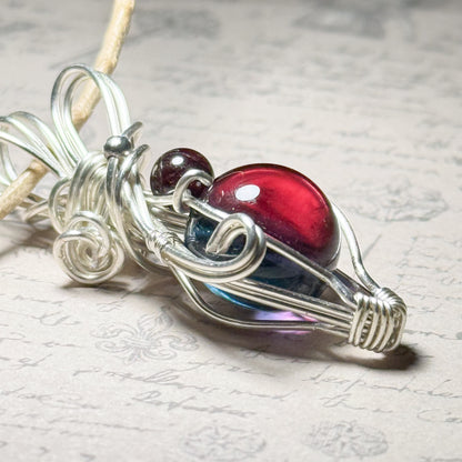 赤い銀河とガーネットのワイヤーラッピングペンダント