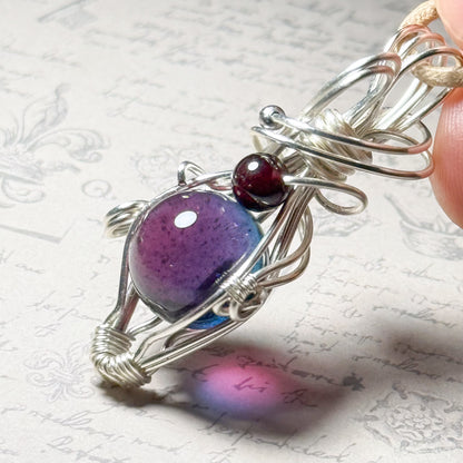赤い銀河とガーネットのワイヤーラッピングペンダント