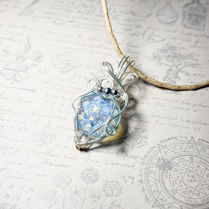 冬色ブルーのワイヤーラッピングペンダント