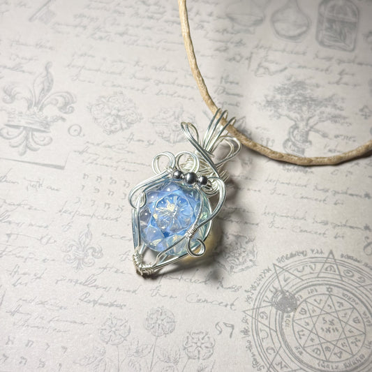 冬色ブルーのワイヤーラッピングペンダント