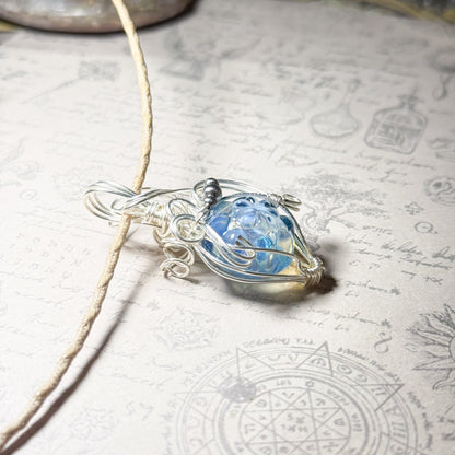 冬色ブルーのワイヤーラッピングペンダント