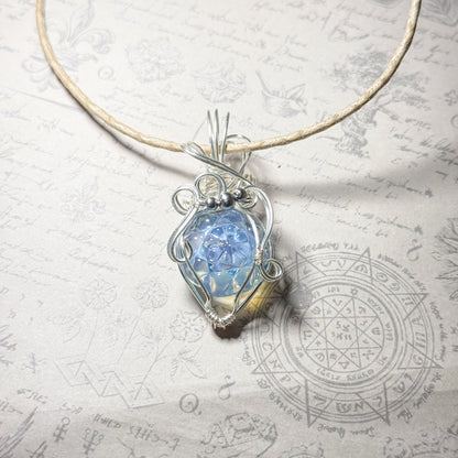 冬色ブルーのワイヤーラッピングペンダント