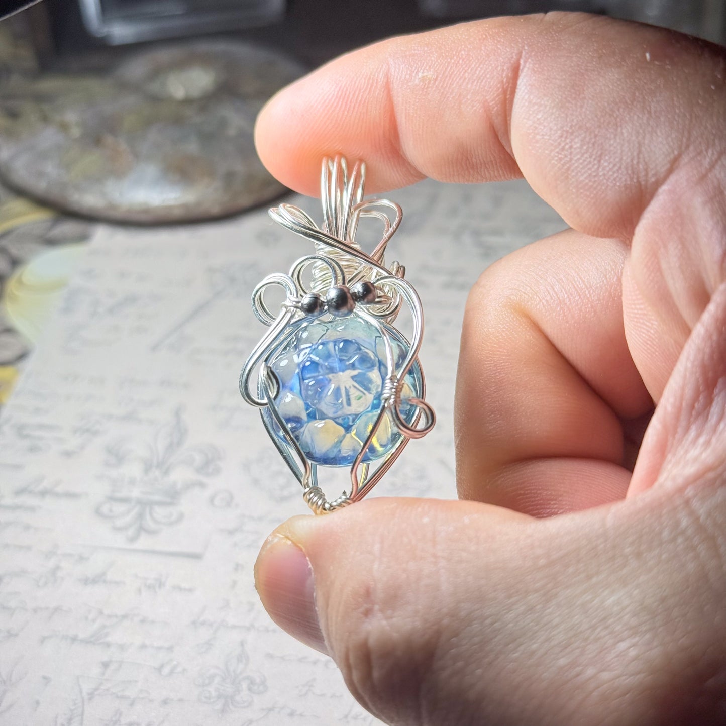 冬色ブルーのワイヤーラッピングペンダント