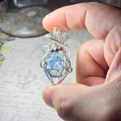 冬色ブルーのワイヤーラッピングペンダント